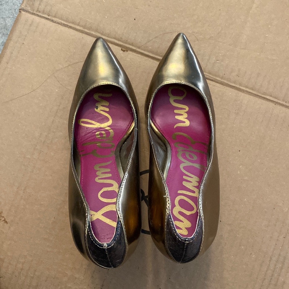 Gold stilettos. Brand new 4.5 inch heels. - 7.5